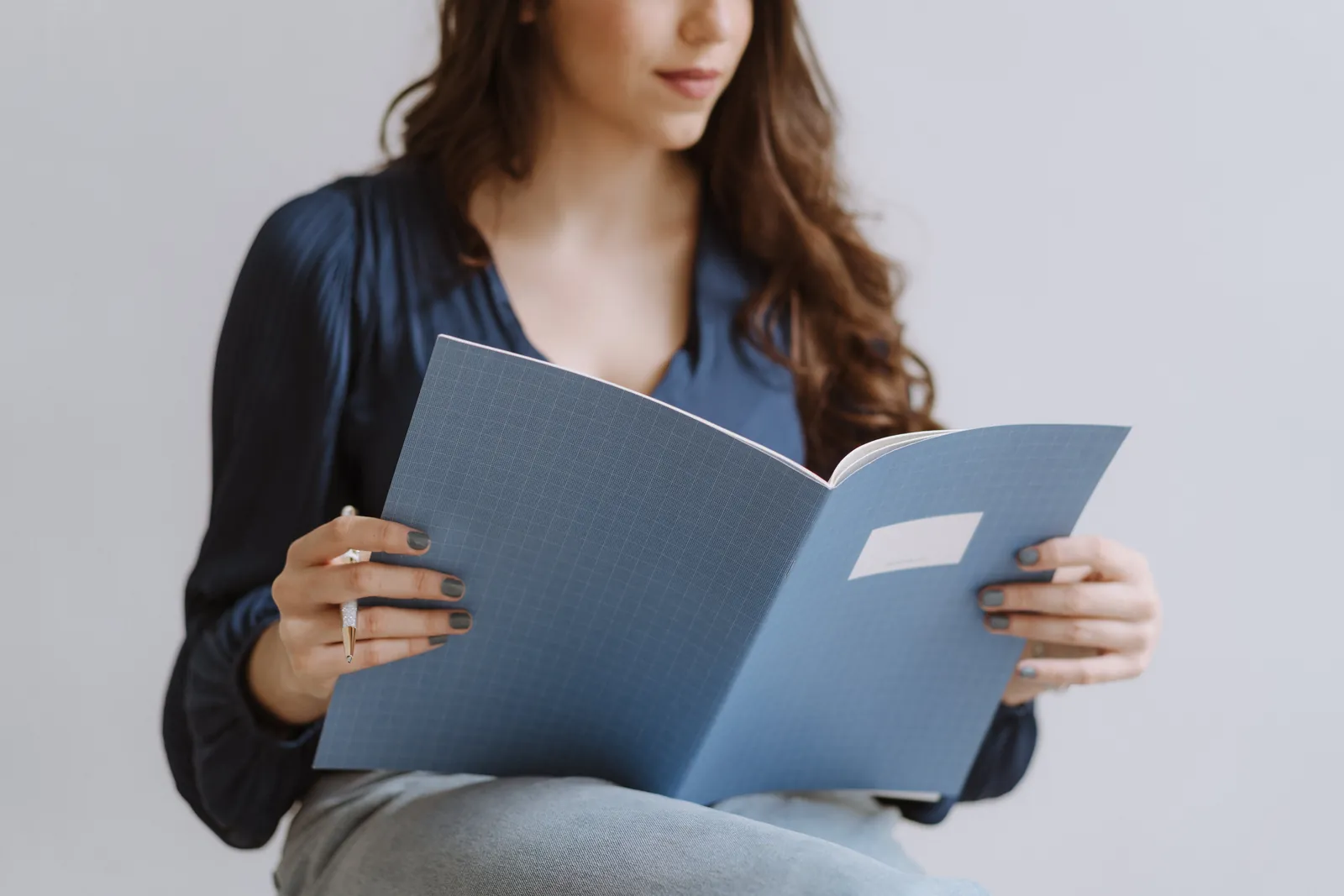 Silvia Nieto leyendo un manuscrito durante la corrección ortotipográfica y de estilo