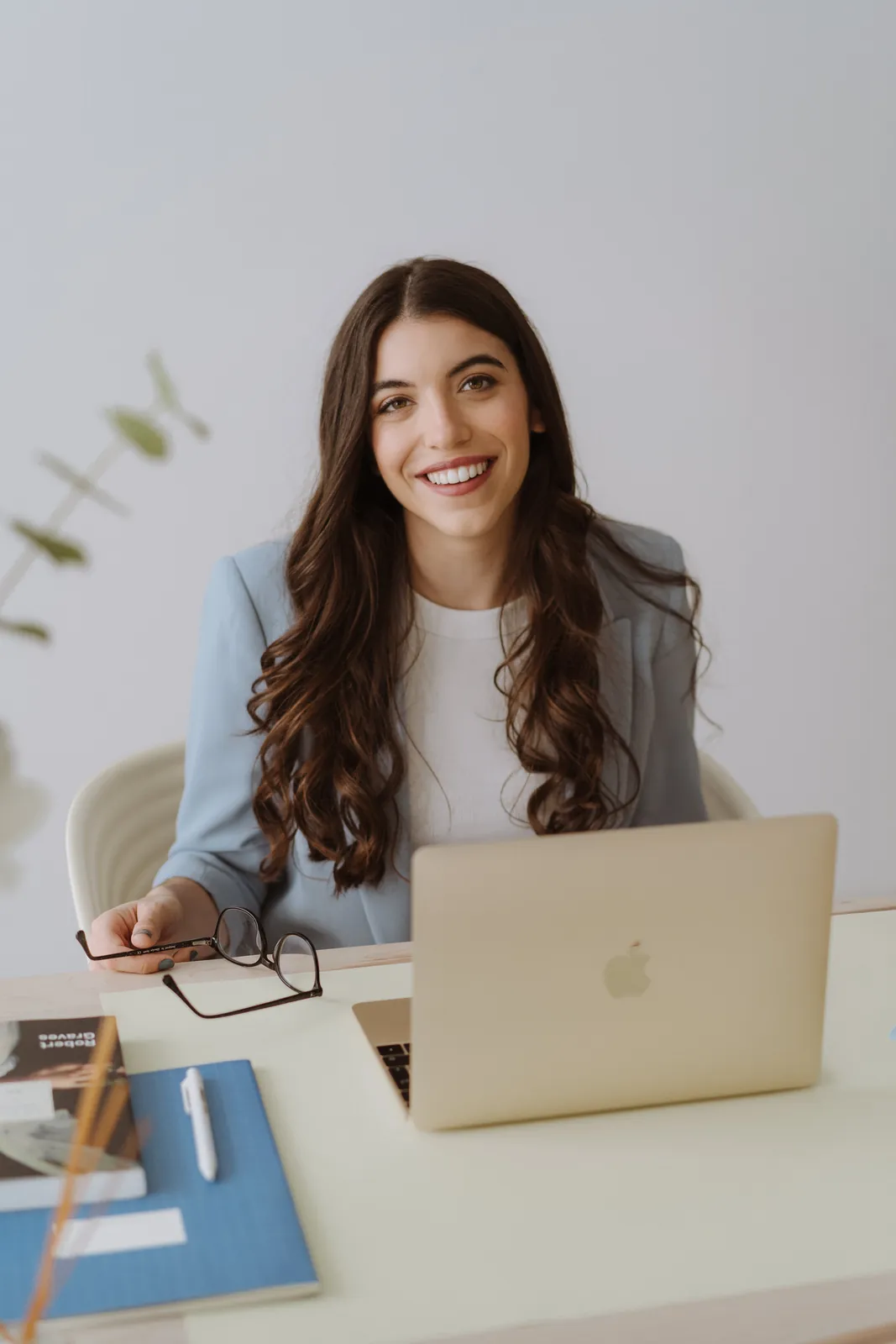 Silvia Nieto, correctora ortotipográfica y de estilo, sonriendo frente a su portátil