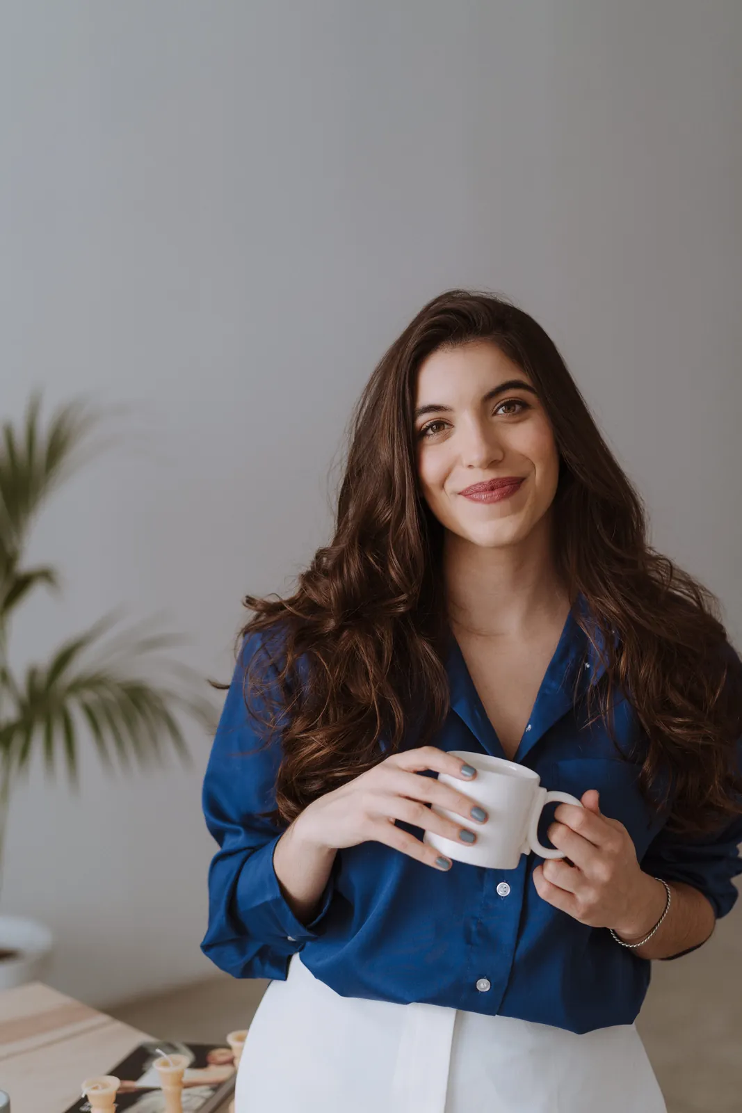 Silvia Nieto, editora y correctora, sonriendo con una taza de café