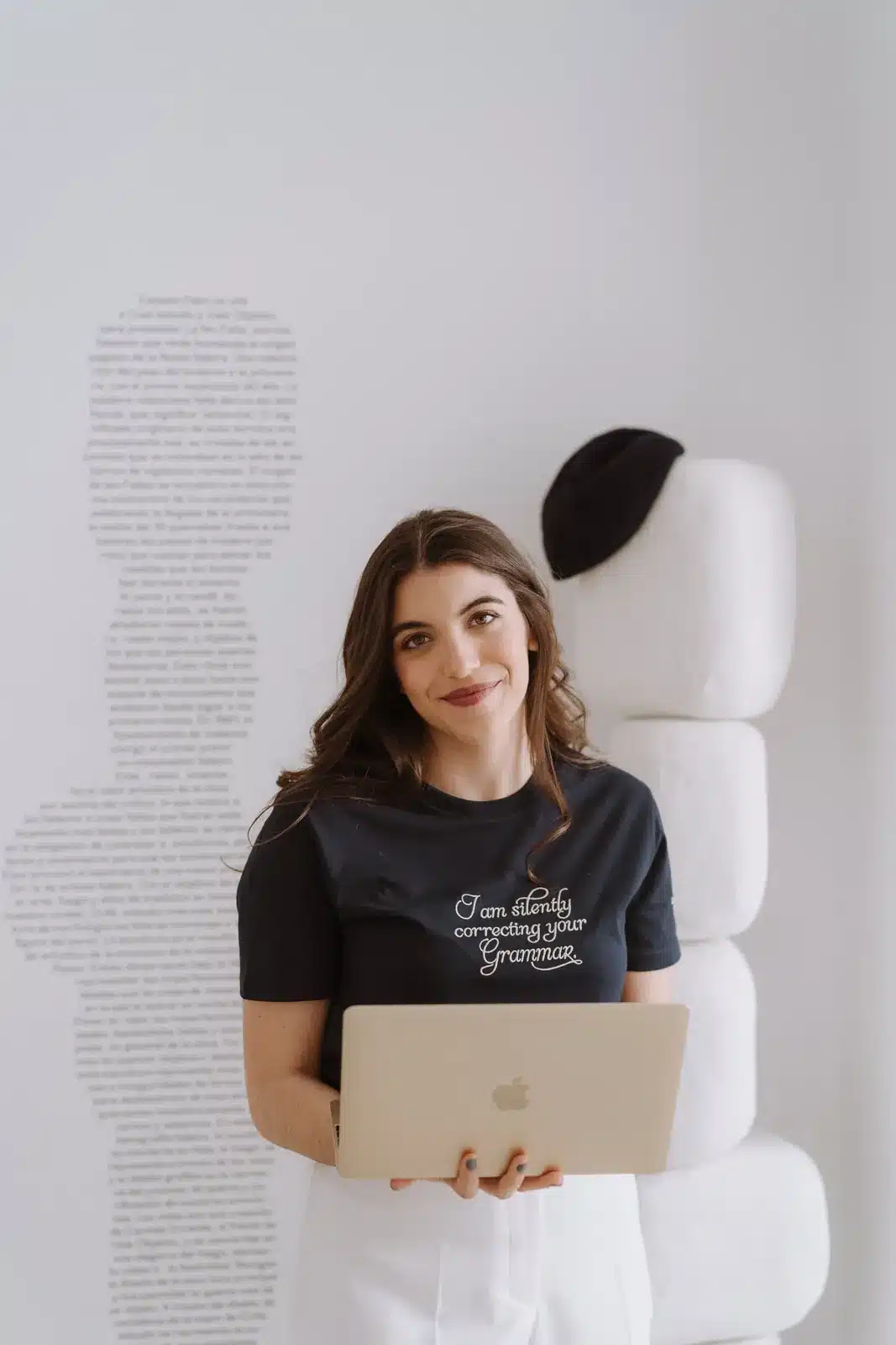Silvia Nieto, editora y correctora de libros, sonriendo con su portátil