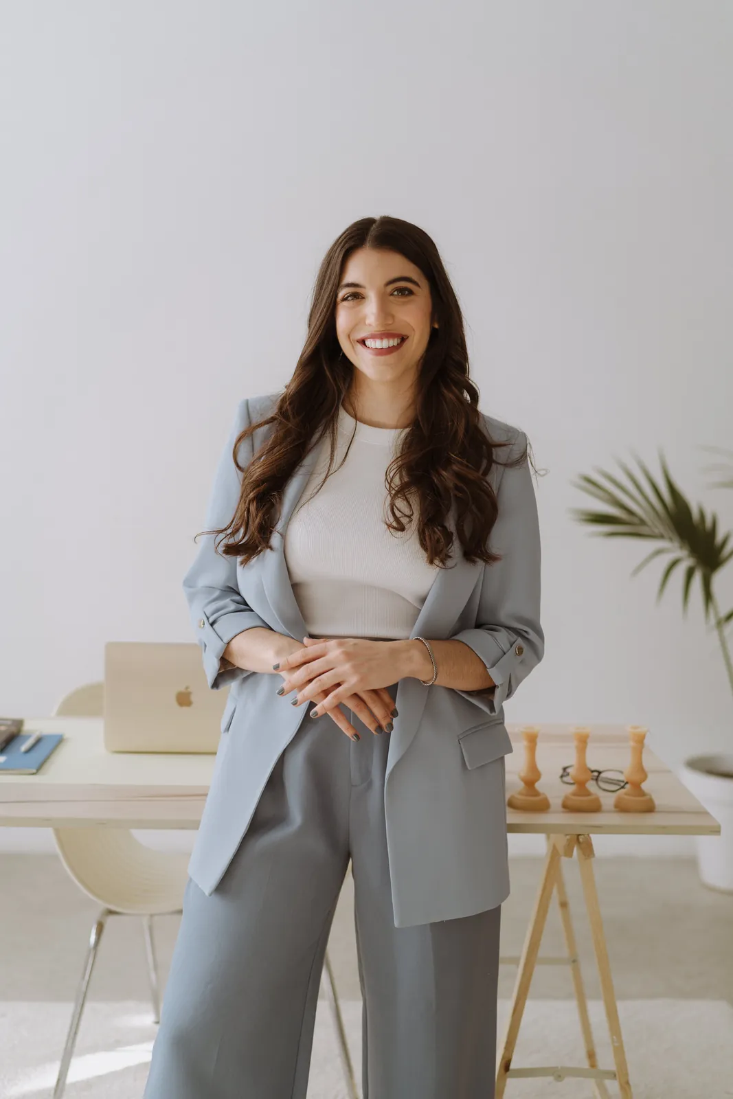 Silvia Nieto, editora profesional de libros, sonriendo en su estudio de trabajo