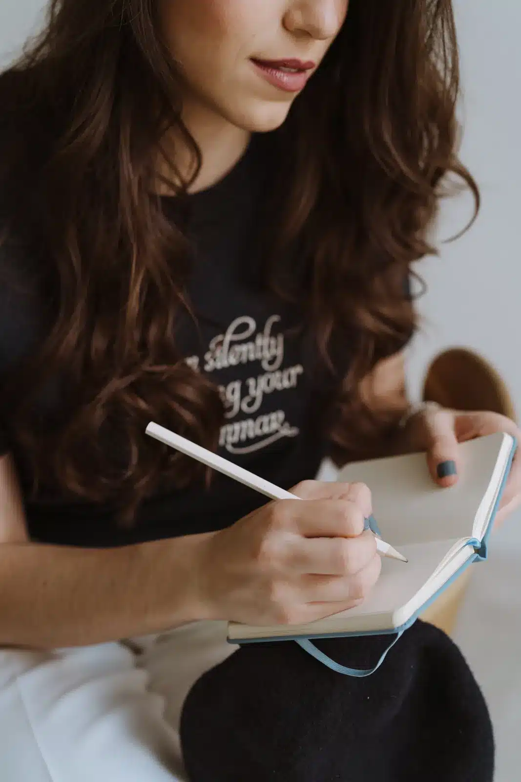 Silvia Nieto escribiendo en una libreta: taller de corrección profesional para traductoras